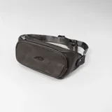 Riñonera rústica de cuero sintético negro con diseño práctico y resistente. Cuenta con tres compartimentos con cierre independiente y correa ajustable.