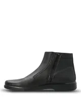 Bota de cuero color negro, de caña corta, con cierre lateral y suela de poliuretano, equipada con tecnología waterproof.
