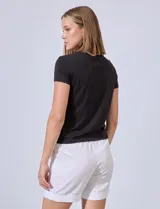 Remera negra de algodón y viscosa, de corte clásico y mangas cortas.