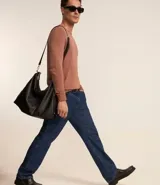 Suéter masculino de cuello redondo y manga larga, confeccionado en tejido de punto liso. Presenta un diseño básico y versátil, ideal para uso diario.