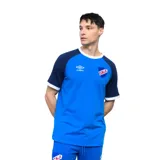 Remera de fútbol Umbro del Club Nacional de Football, modelo Fitz. Diseño en azul con mangas ranglán en azul marino y detalles en blanco en cuello y puños. Incluye logo de Umbro y escudo del club en el frente.
