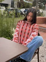 Sweater oversize de tejido de punto de algodón y lurex, con diseño estampado que combina flores, rayas verticales y lunares, cuello redondo y mangas largas.