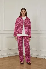 Campera de jean con estampado abstracto en tonos rosa y marrón.