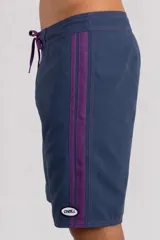 Short de baño O'Neill modelo Sideswipe, color azul petroleo con costuras y cordón ajustable en violeta. Cuenta con bolsillos laterales tipo cargo y paneles laterales en contraste.