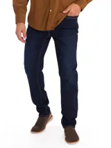 Jeans de mezclilla color azul oscuro con costuras en tono tabaco, tiro medio y corte de ajuste moderno.