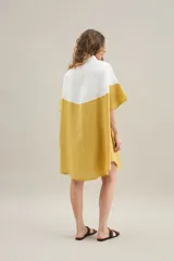 Camisa larga de lino con diseño bicolor en tonos beige y marrón, cuello mao y mangas cortas.