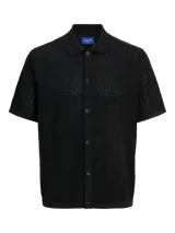 Polo de tejido estructurado negro, con hombros caídos, ajuste holgado, cuello tipo polo, mangas cortas y cierre frontal con botones.