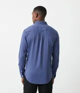 Camisa de manga larga para hombre, confeccionada en algodón con textura sutil. Presenta cuello con botones, cierre frontal abotonado y puños clásicos.