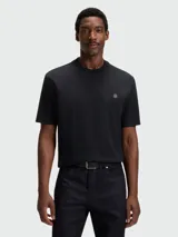 Remera de corte regular, color negro, con cuello redondo y detalle de monograma metálico Double B en el pecho.