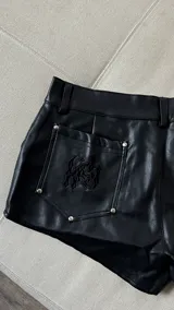 Short mini de ecocuero color crudo, con bolsillos traseros y detalle de bordado en uno de ellos.