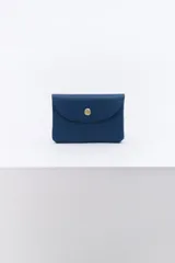 Monedero pequeño de cuero azul con cierre de broche dorado.