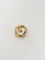 Anillo abierto de acero quirúrgico dorado con diseño en espiral de líneas orgánicas.