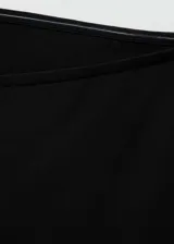 Vestido corto entallado de escote palabra de honor, confeccionado en tejido elástico de poliamida y elastano.