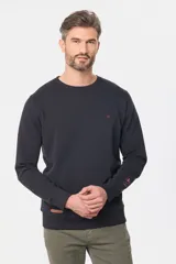 Buzo de felpa color borgoña con cuello redondo, manga larga, bolsillo tipo canguro y logo bordado en el pecho.