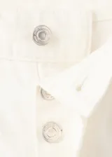 Jeans de tiro alto y diseño balloon en color blanco, con estilo vaquero, trabillas para cinturón, cinco bolsillos tradicionales y cierre frontal de botón y cremallera.