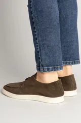Botín masculino de gamuza color marrón café, de diseño slip-on sin cordones y suela blanca de goma.