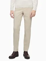 Pantalón de hombre color beige claro, de corte recto y ajustado, con diseño de cinco bolsillos, cierre de botón y cremallera.
