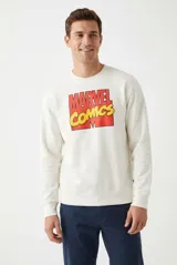 Buzo de frisa blanco off-white con estampa frontal de Marvel Comics, cuello redondo y mangas largas.