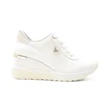 Championes blancos con plataforma, cordones y detalle de logo en el lateral.