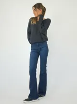 Pantalón de jean azul oscuro, corte oxford, tiro alto y lavado ácido.