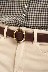 Cinto marrón de gamuza con hebilla circular dorada.