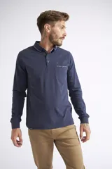 Remera polo de manga larga para hombre, confeccionada en algodón. Presenta un diseño de ajuste regular, con cuello clásico, cierre frontal con botones, bolsillo delantero con botón y logo bordado.