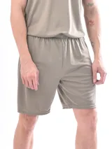 Short deportivo de corte recto, confeccionado en tejido técnico ligero y transpirable, con cintura elástica y ajuste cómodo.