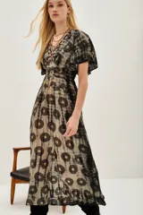 Vestido largo de viscosa con estampado tie-dye y motivos circulares, escote en V con detalle de pedrería, mangas cortas tipo mariposa y cintura entallada con elástico.