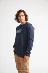 Remera de manga larga color azul marino, con cuello redondo y estampado frontal con el logo de la marca sobre un diseño de pincelada.