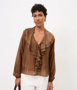 Blusa bata Marfinno de liocel marrón con estampa rayada, escote en V con amarre y jabot frontal con volados. Presenta mangas largas con volumen y puños con elástico.