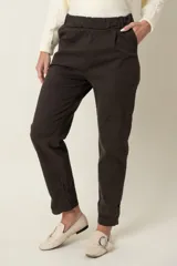 Pantalón recto color marrón claro, de algodón italiano, con bolsillos laterales y traseros.