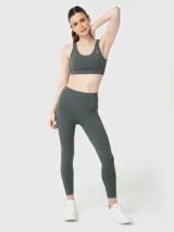 Calza deportiva color verde militar, con largo hasta el tobillo y tiro alto. Confeccionada en poliéster y spandex, con un baño de aloe vera para mayor suavidad.