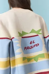 Cardigan de punto con diseño de rayas horizontales en colores celeste, amarillo, bordó y natural, escote redondo y cierre frontal de botones.