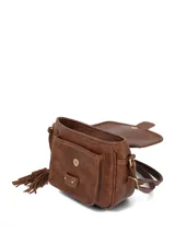 Cartera bandolera de color marrón, confeccionada en una combinación de cuero sintético y gamuza. Presenta una solapa frontal con cierre magnético, detalles de tachas metálicas y un colgante de flecos decorativo en uno de los laterales. Incluye una correa ajustable con hebilla metálica.