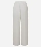 Pantalón recto de viscosa color bordó, con superficie texturizada y lazo ajustable en la cintura.