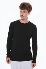 Remera de manga larga en color negro, con cuello redondo y corte moderno.