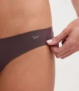 Kit de dos bombachas tipo bikini hilo confeccionadas en microfibra con acabado bonded sin costuras. Presentan un diseño liso con logo de la marca estampado en el lateral y forro interior de algodón.