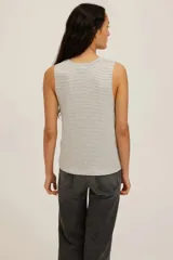 Musculosa de rayas horizontales azul marino y blancas, con cuello redondo y diseño sin mangas.