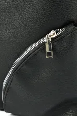 Bandolera de cuero sintético color beige, con diseño de hombro, cierre principal y dos bolsillos frontales con cierres metálicos diagonales.