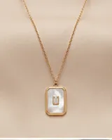 Collar de acero con baño de oro, compuesto por una cadena fina y un dije rectangular con incrustación de nácar y una circonia central.