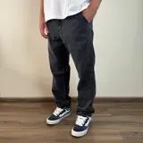 Jean de corte recto en color negro lavado, con diseño clásico de cinco bolsillos y cierre frontal con botón.