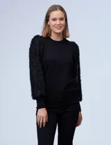 Buzo de hilado fino marca Zac & Rachel, color negro, con cuello a la base y mangas largas de gasa con bordado desflecado de textura shaggy.