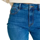 Jeans de corte recto y tiro alto, confeccionados en denim color azul medio. Presentan diseño clásico de cinco bolsillos, cierre con cremallera y detalles de marca en remaches y parches traseros.