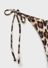 Braga de bikini con estampado animal print de leopardo, estilo brasileña, con cierre de lazo lateral y forro interior.