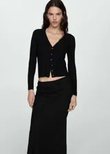 Cardigan de punto fino color negro, con cuello en pico, cierre frontal con botones y diseño de manga larga.