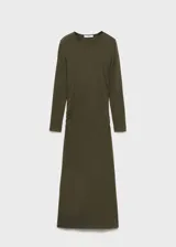 Vestido midi de tejido de punto elástico en color verde militar, con diseño entallado, cuello redondo y manga larga.