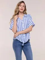 Camisa de algodón con rayas verticales en tonos verde, rosado y blanco. Tiene mangas cortas amplias, escote en V con solapa y botones frontales, y detalle de nudo en el bajo.