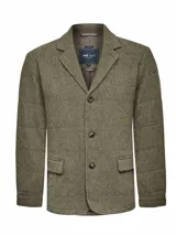 Chaqueta tipo blazer para hombre con diseño de espiga en tonos marrones. Presenta cierre frontal de tres botones, solapas clásicas y bolsillos laterales con solapa. Confeccionada con mezcla de lana y relleno térmico reciclado.