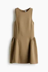 Vestido corto marrón sin mangas, con escote redondo y cierre oculto en la espalda. Cuenta con un diseño entallado en el cuerpo y una pollera acampanada con frunces en los laterales de la cadera.