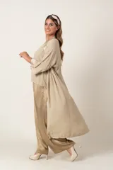 Túnica larga color borgoña de crepe con vivo de satén al tono.